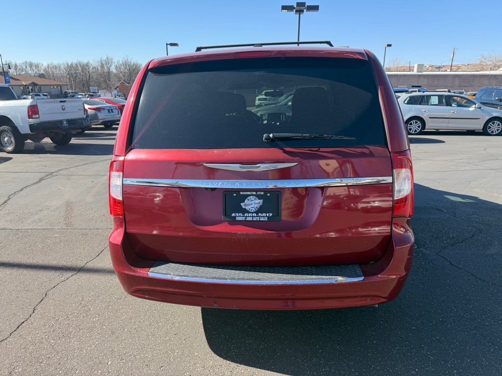 2011 Chrysler Town & Country Image 5