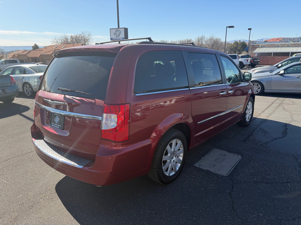 2011 Chrysler Town & Country Image 6