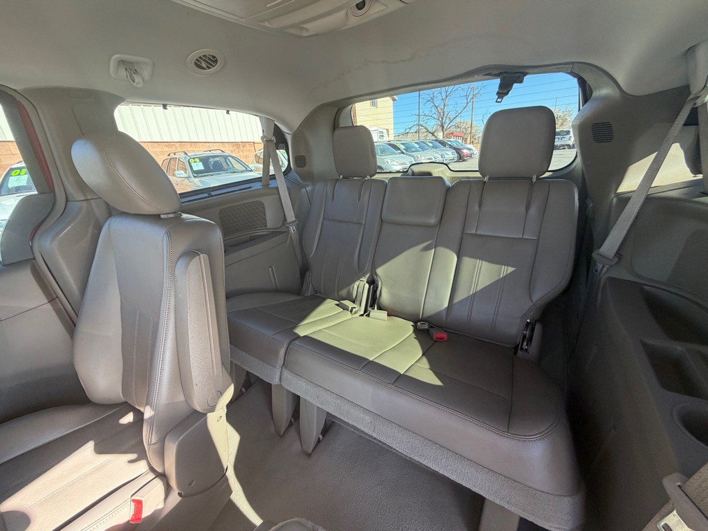 2011 Chrysler Town & Country Image 8