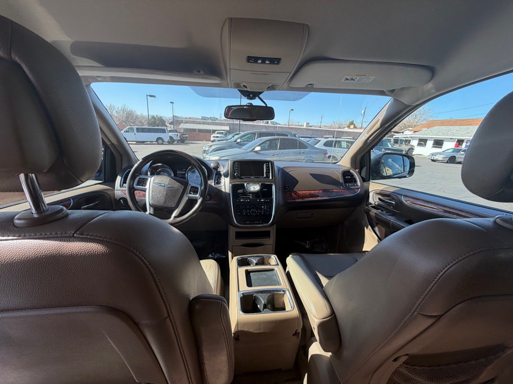 2011 Chrysler Town & Country Image 9