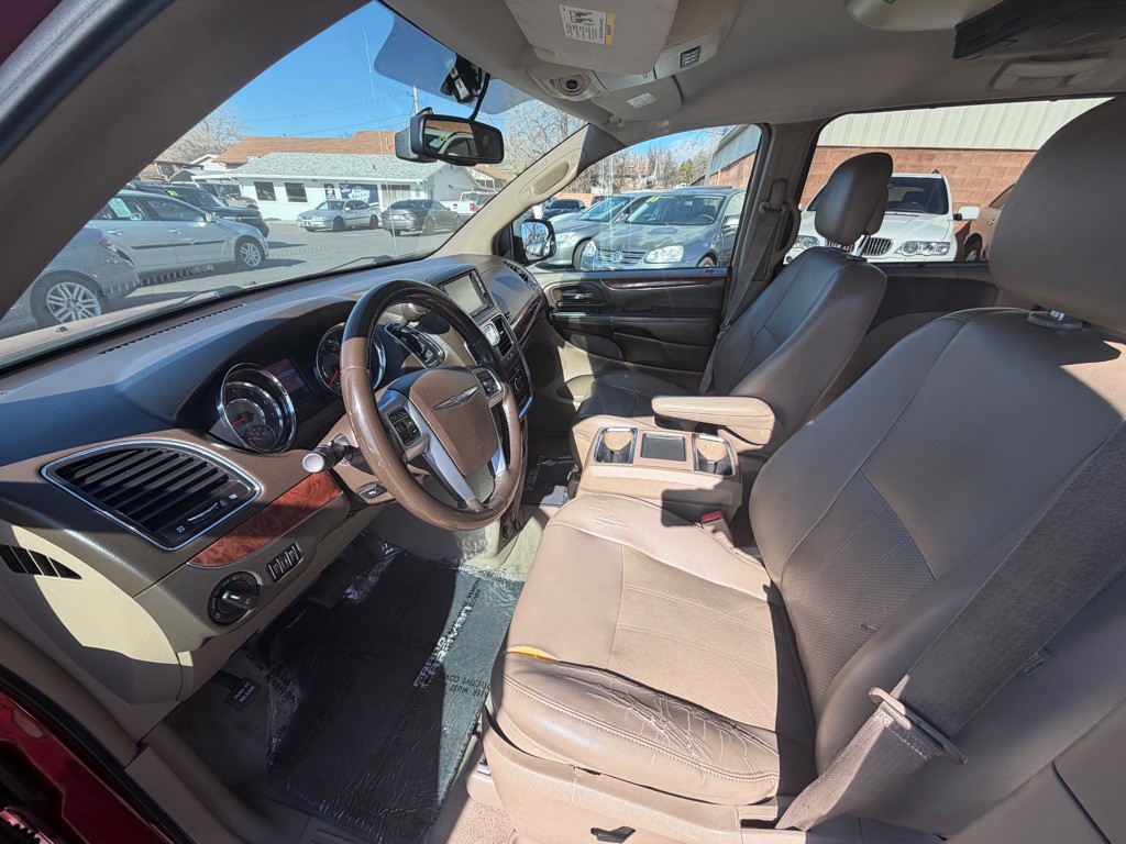 2011 Chrysler Town & Country Image 10