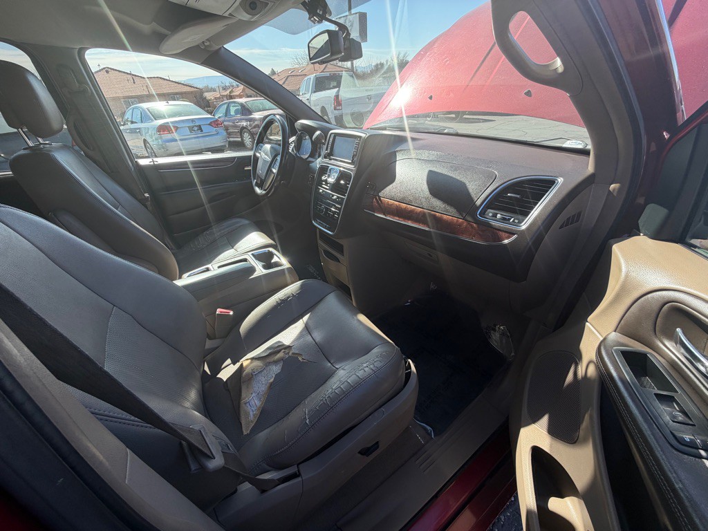 2011 Chrysler Town & Country Image 12