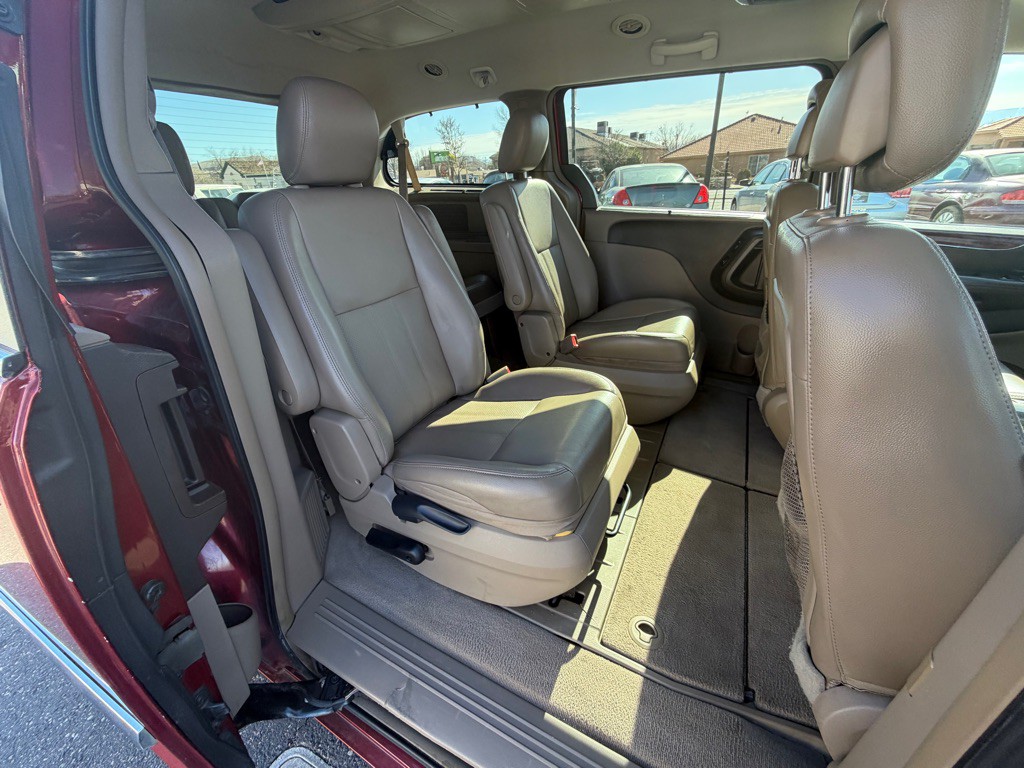 2011 Chrysler Town & Country Image 13