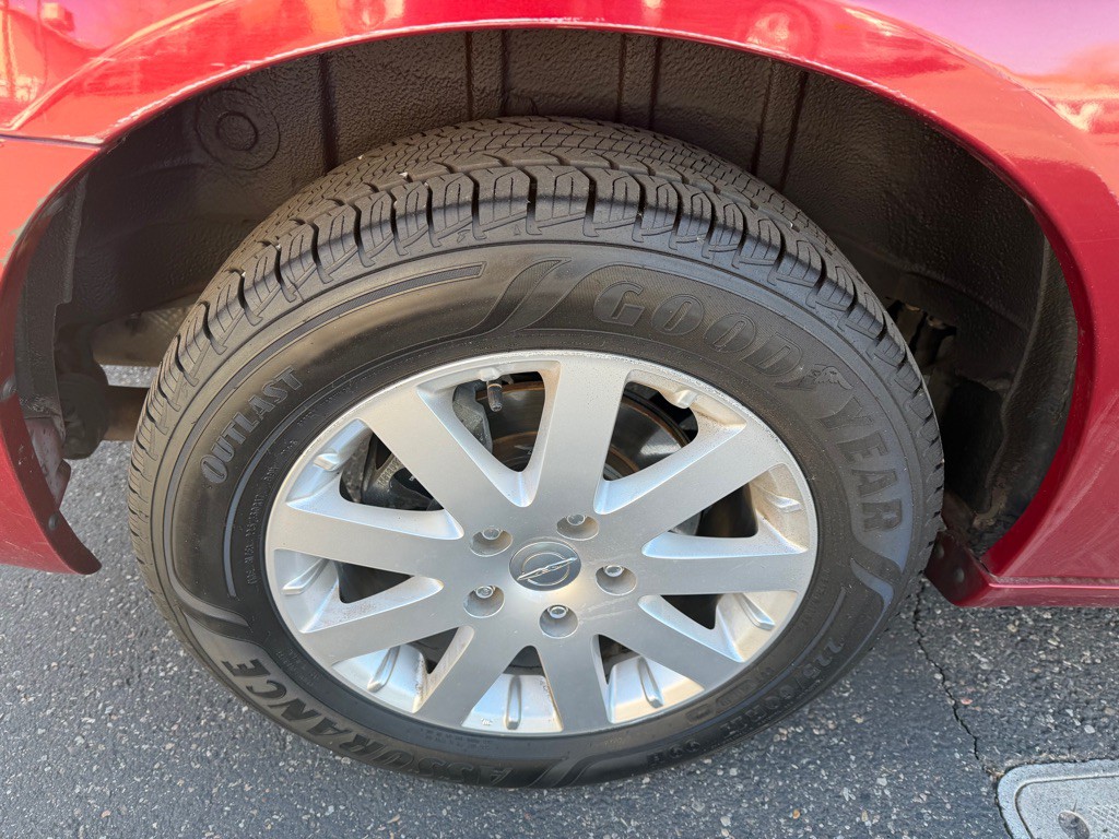 2011 Chrysler Town & Country Image 17