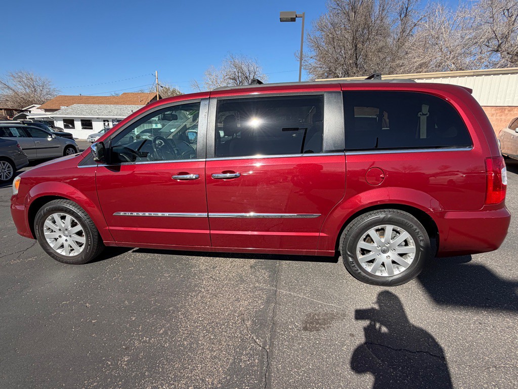 2011 Chrysler Town & Country Image 18