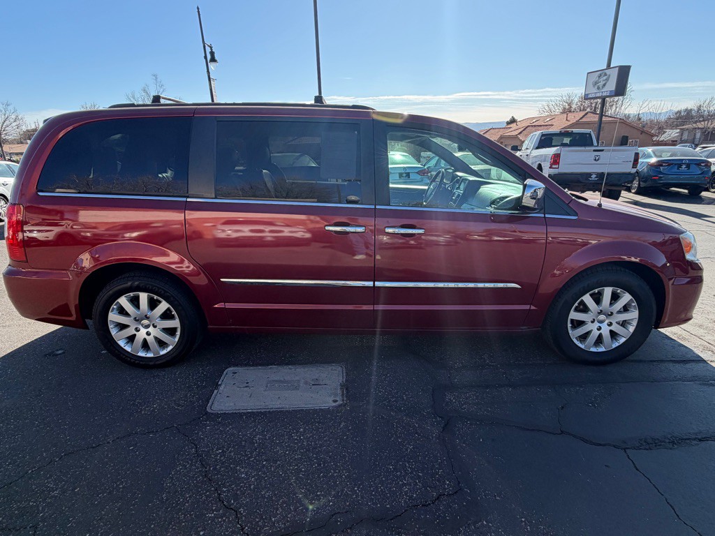 2011 Chrysler Town & Country Image 19