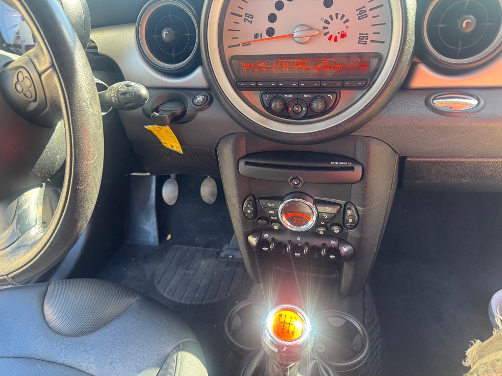 2011 MINI Cooper Image 7
