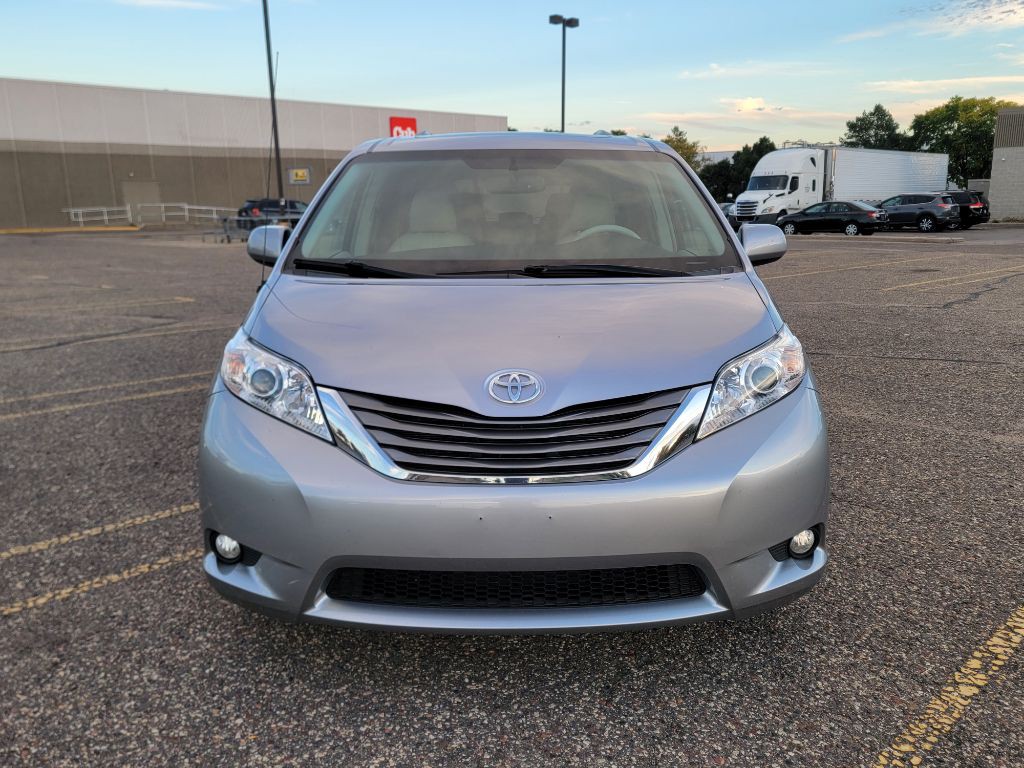 2011 Toyota Sienna Image 2