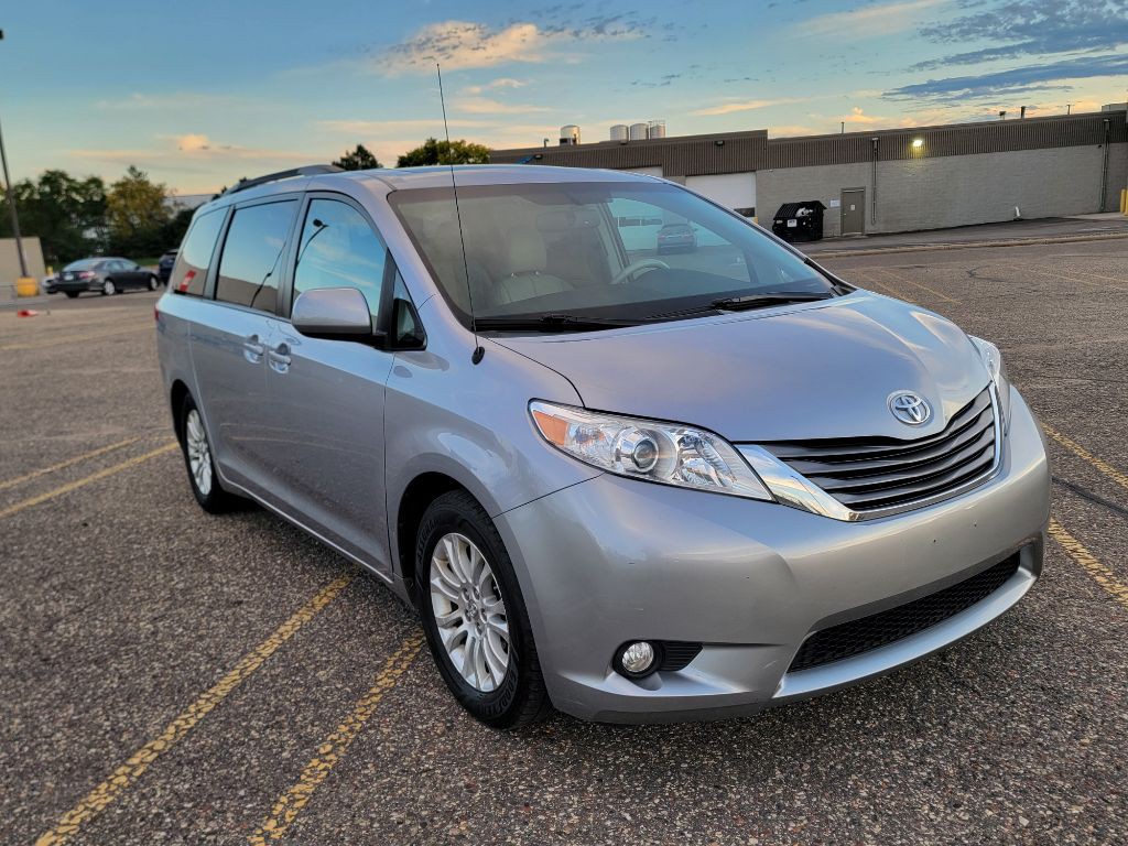 2011 Toyota Sienna Image 3