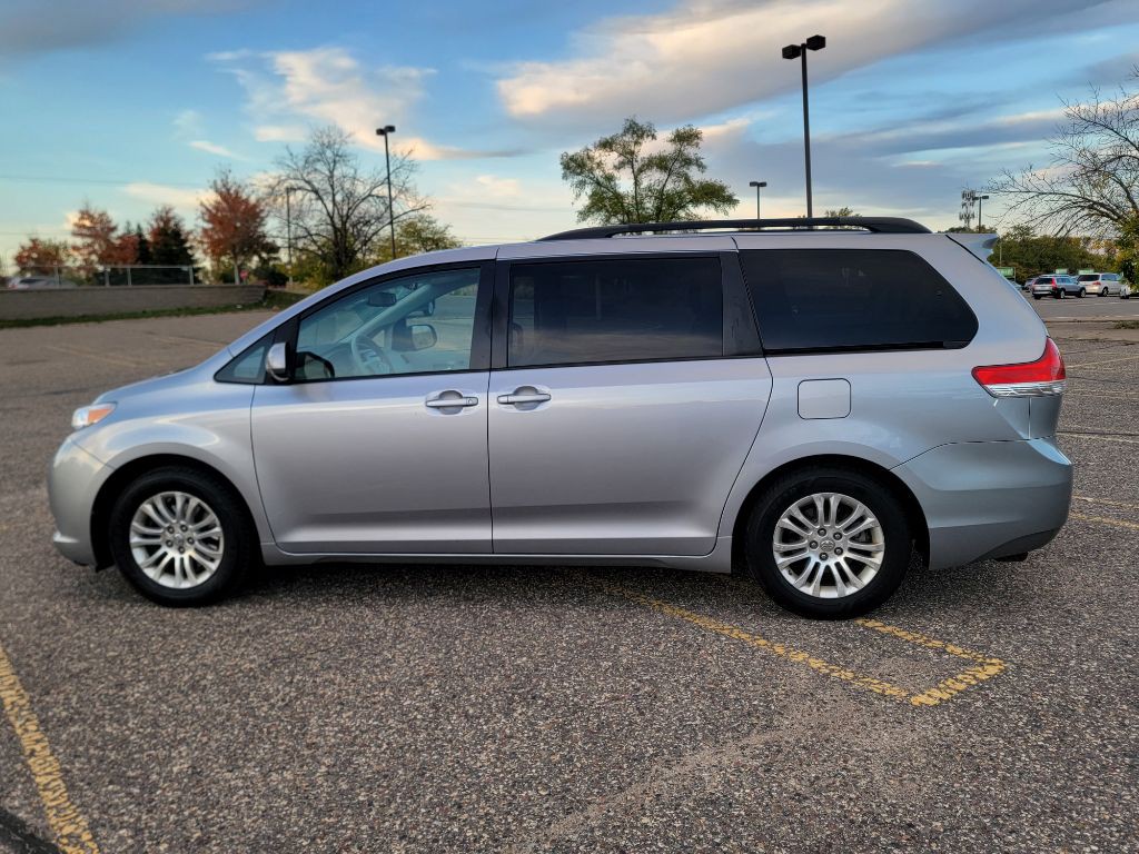 2011 Toyota Sienna Image 4