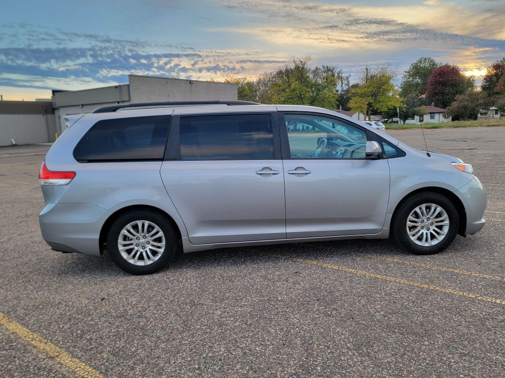 2011 Toyota Sienna Image 5