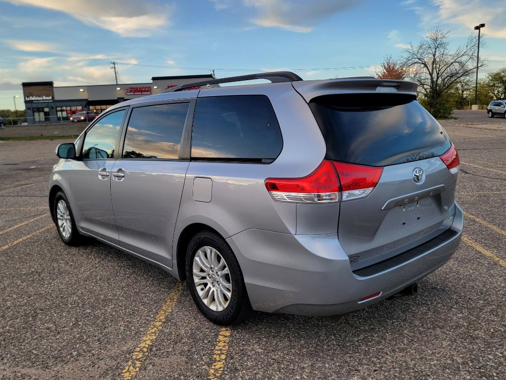 2011 Toyota Sienna Image 7