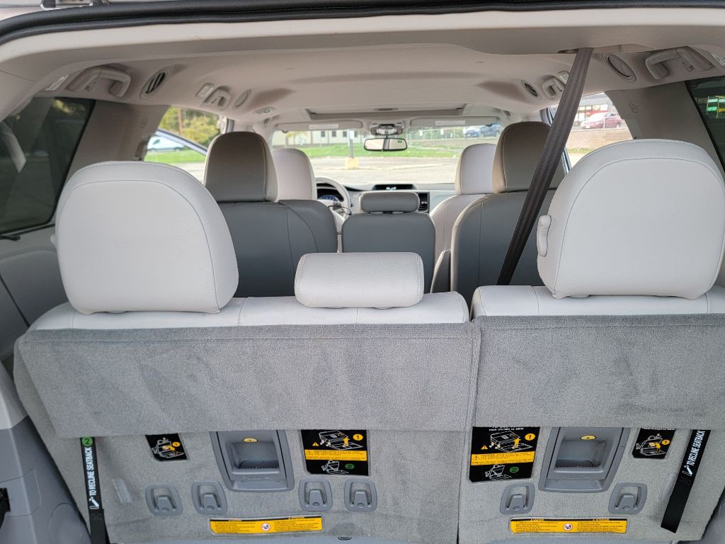 2011 Toyota Sienna Image 9