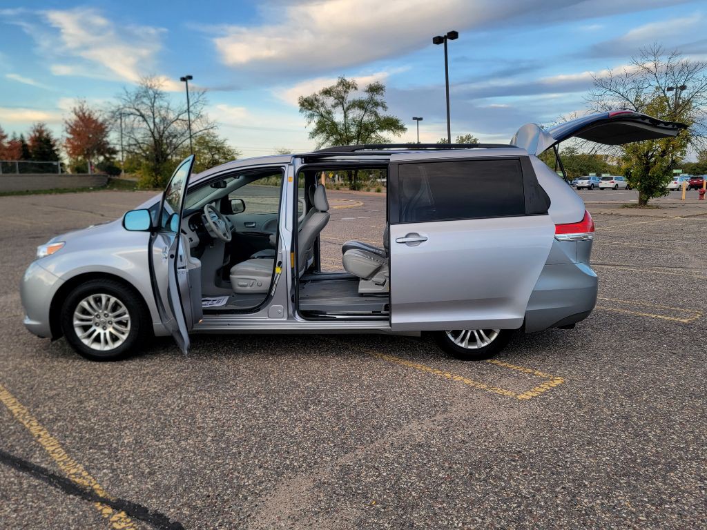 2011 Toyota Sienna Image 10