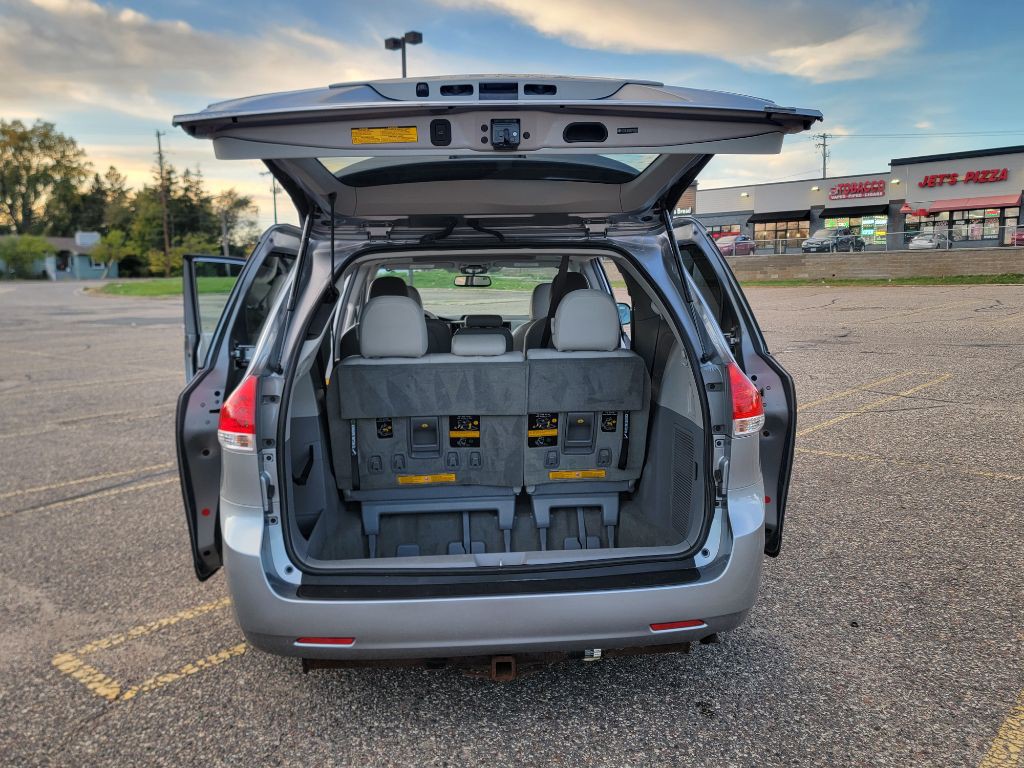2011 Toyota Sienna Image 11