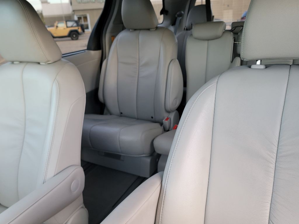 2011 Toyota Sienna Image 14