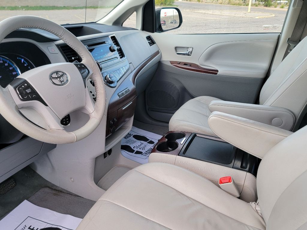 2011 Toyota Sienna Image 16