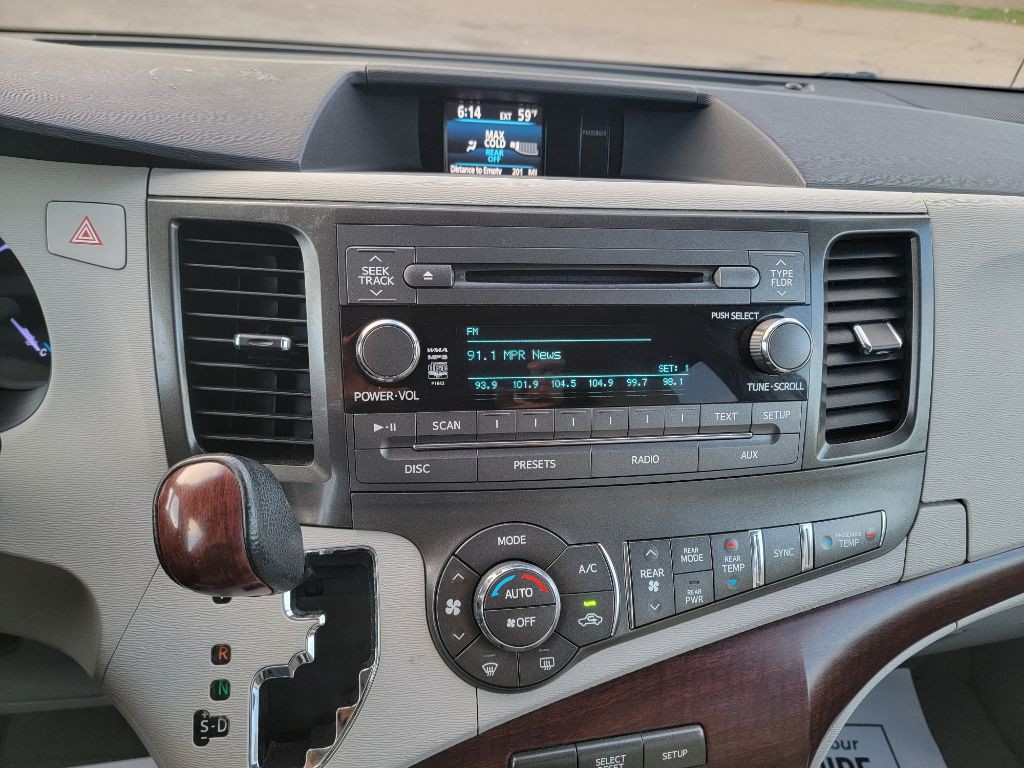 2011 Toyota Sienna Image 19