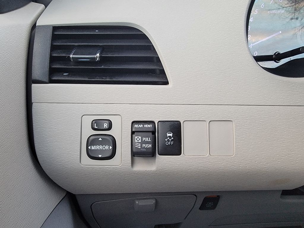 2011 Toyota Sienna Image 23
