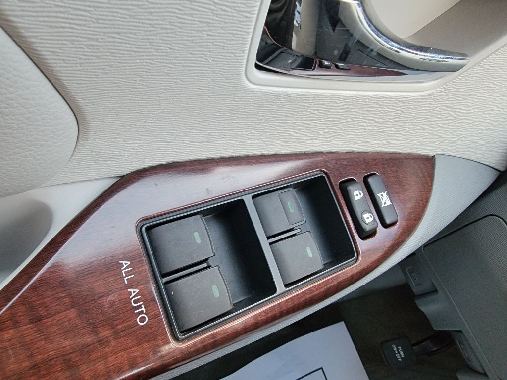2011 Toyota Sienna Image 24