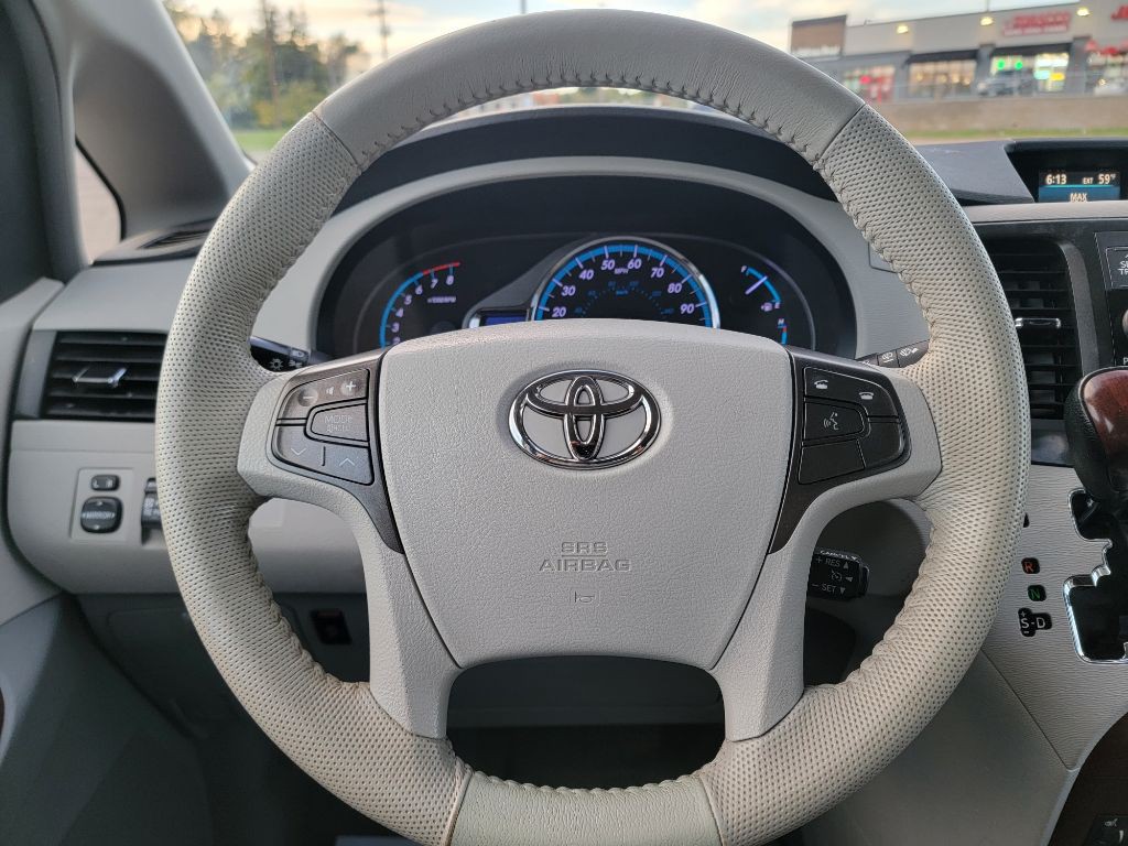 2011 Toyota Sienna Image 25