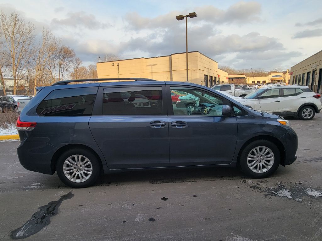 2014 Toyota Sienna Image 6