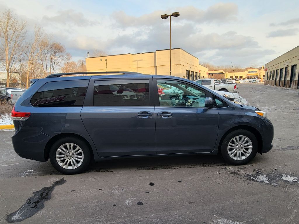 2014 Toyota Sienna Image 7