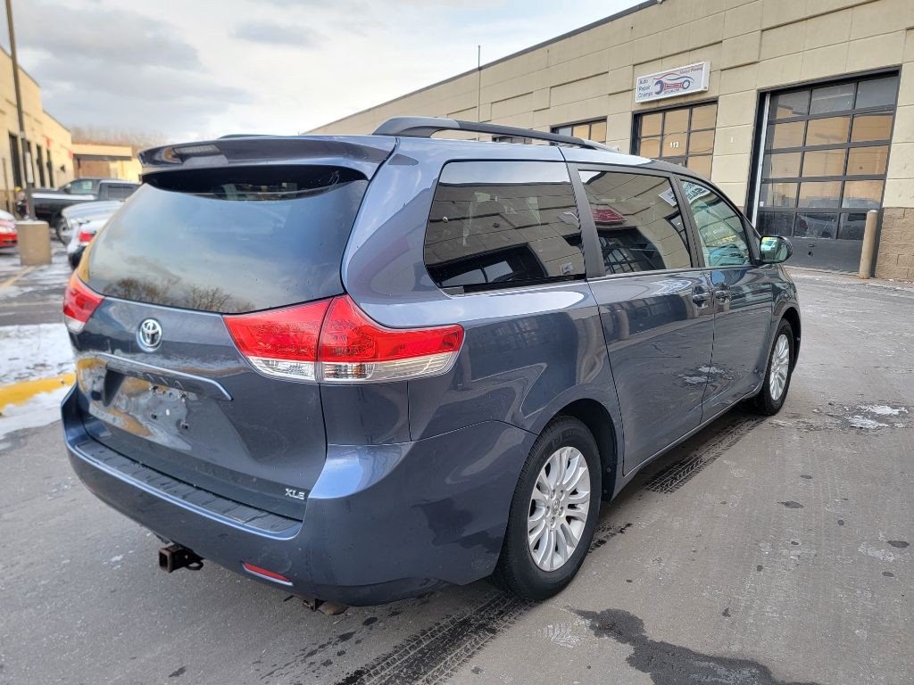2014 Toyota Sienna Image 9