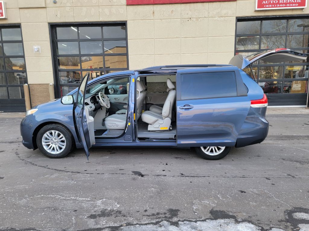 2014 Toyota Sienna Image 12
