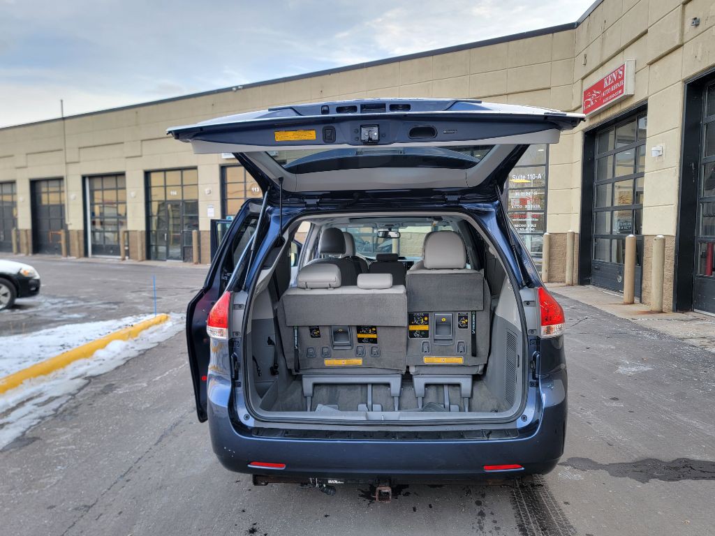 2014 Toyota Sienna Image 13