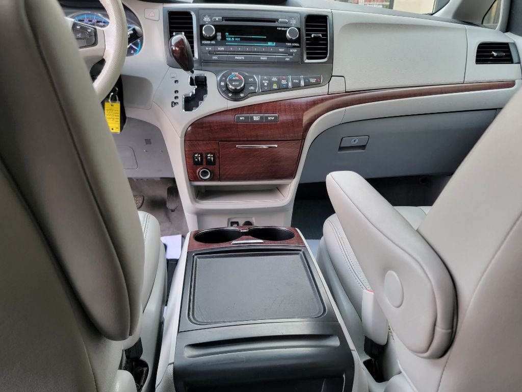 2014 Toyota Sienna Image 15