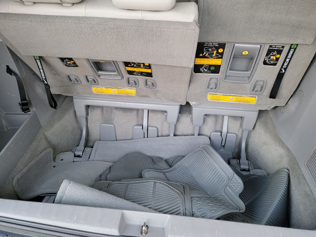 2014 Toyota Sienna Image 16