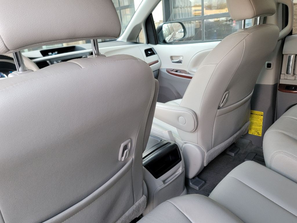 2014 Toyota Sienna Image 17