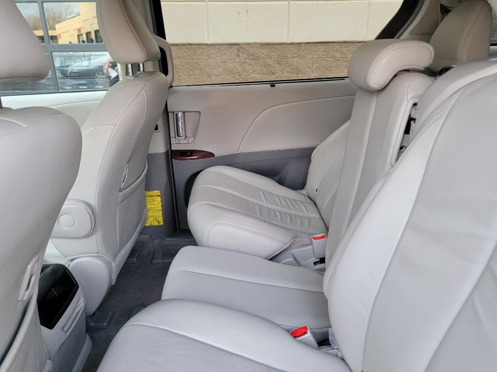 2014 Toyota Sienna Image 18