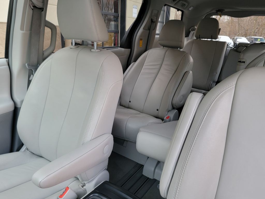 2014 Toyota Sienna Image 19