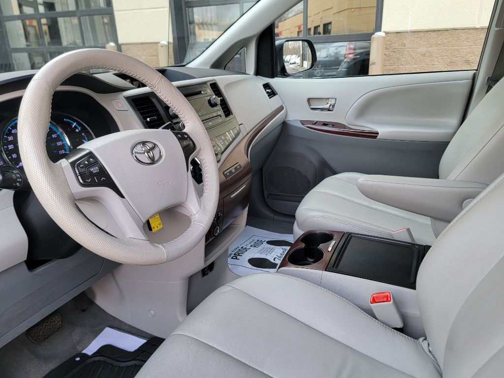 2014 Toyota Sienna Image 20