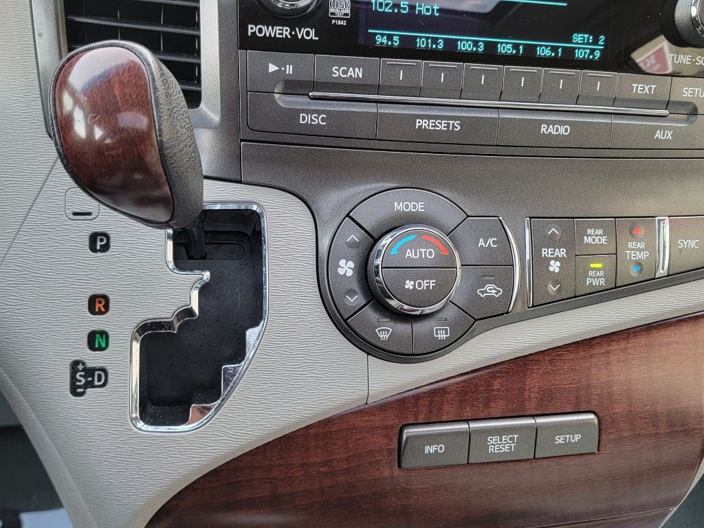 2014 Toyota Sienna Image 25