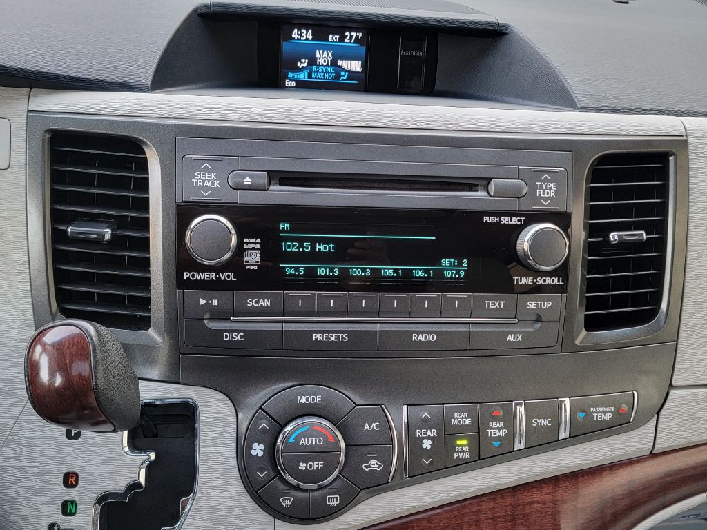 2014 Toyota Sienna Image 27