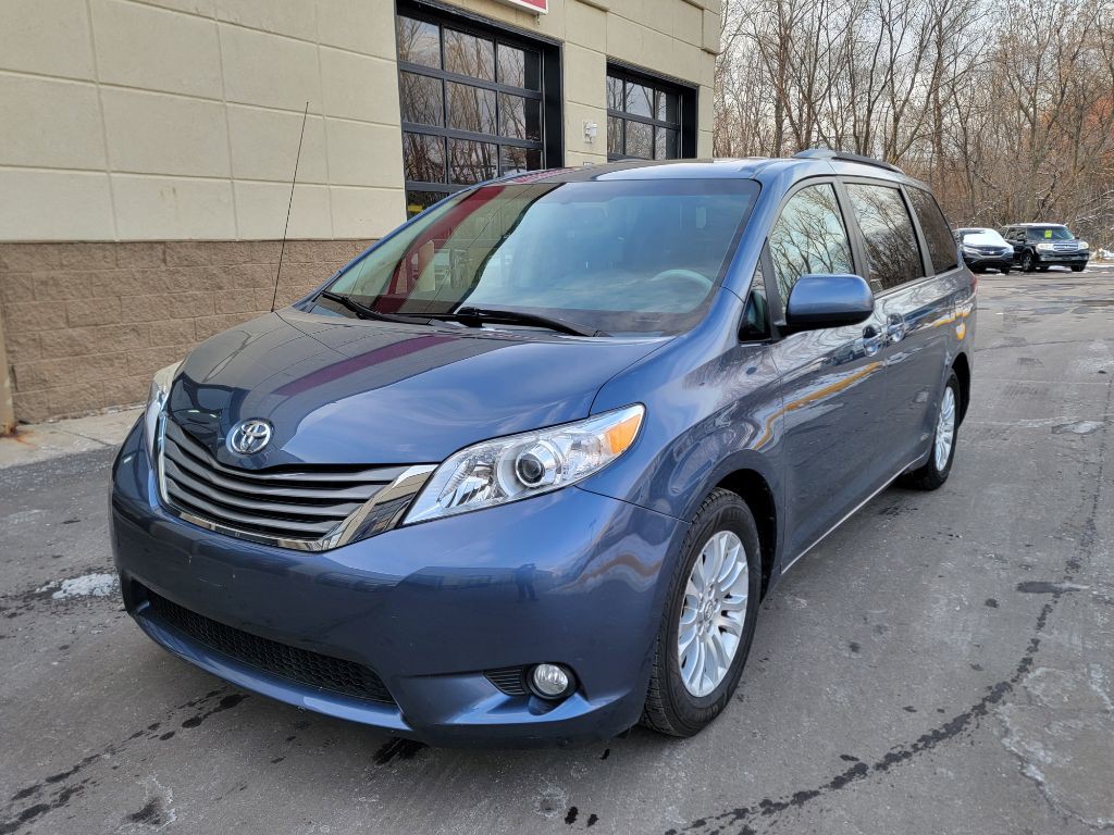 2014 Toyota Sienna Image 3