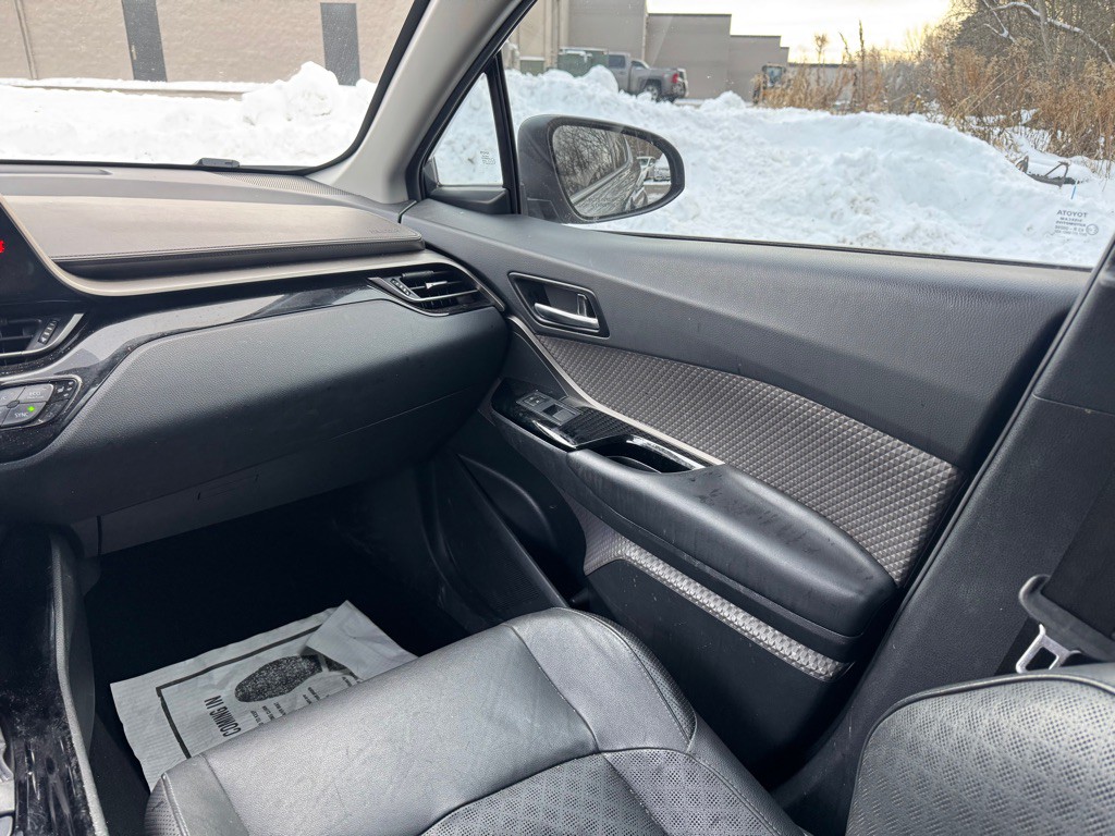 2022 Toyota C-HR Image 5