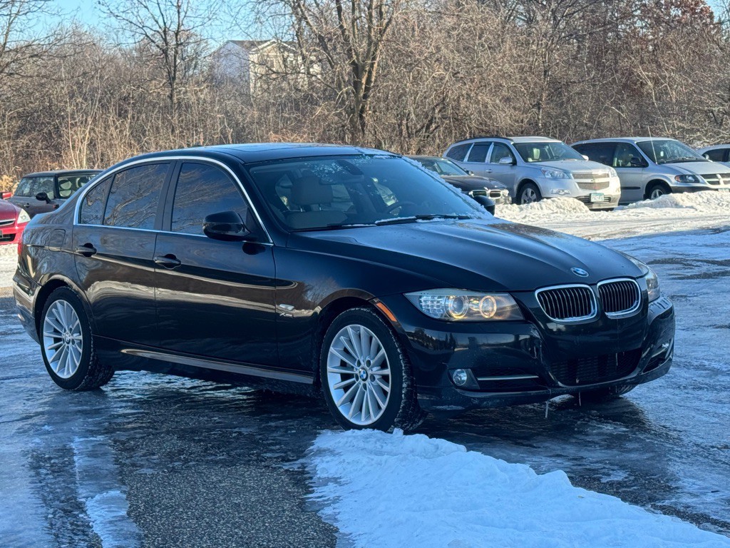 2011 BMW 3 Series Image 2