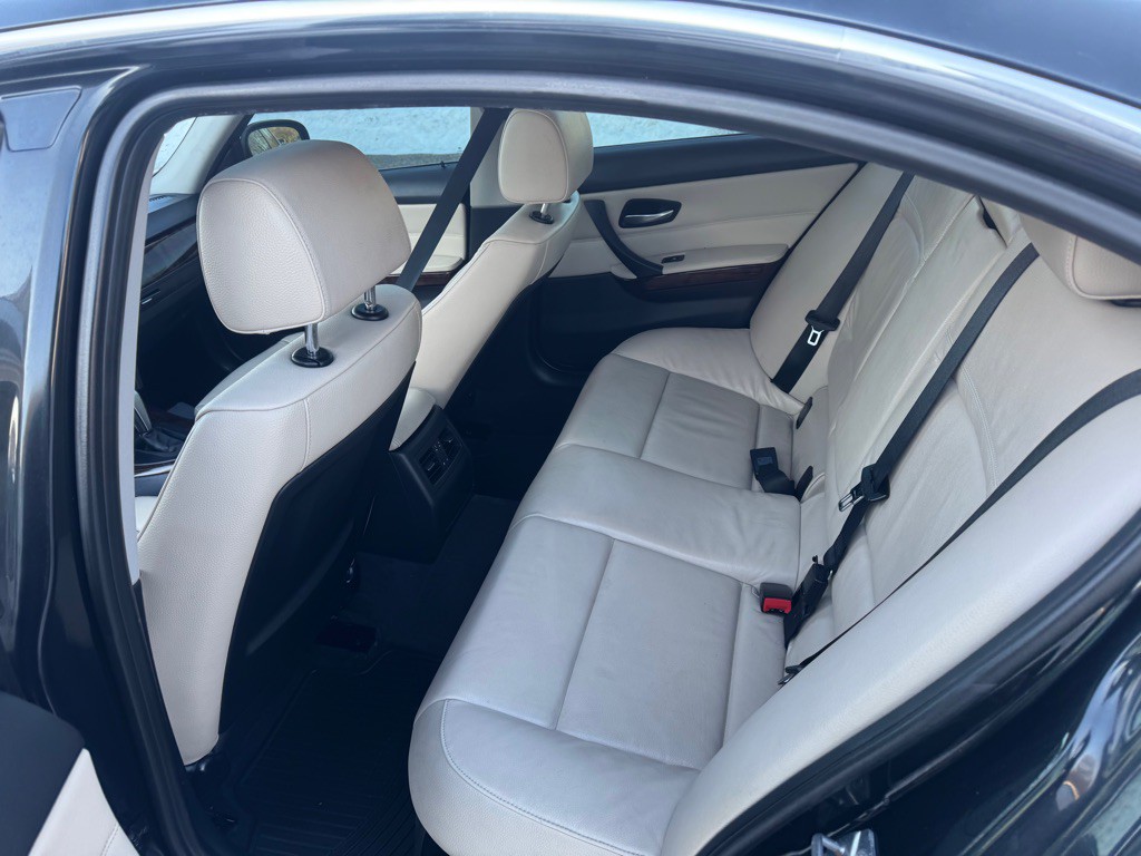 2011 BMW 3 Series Image 9