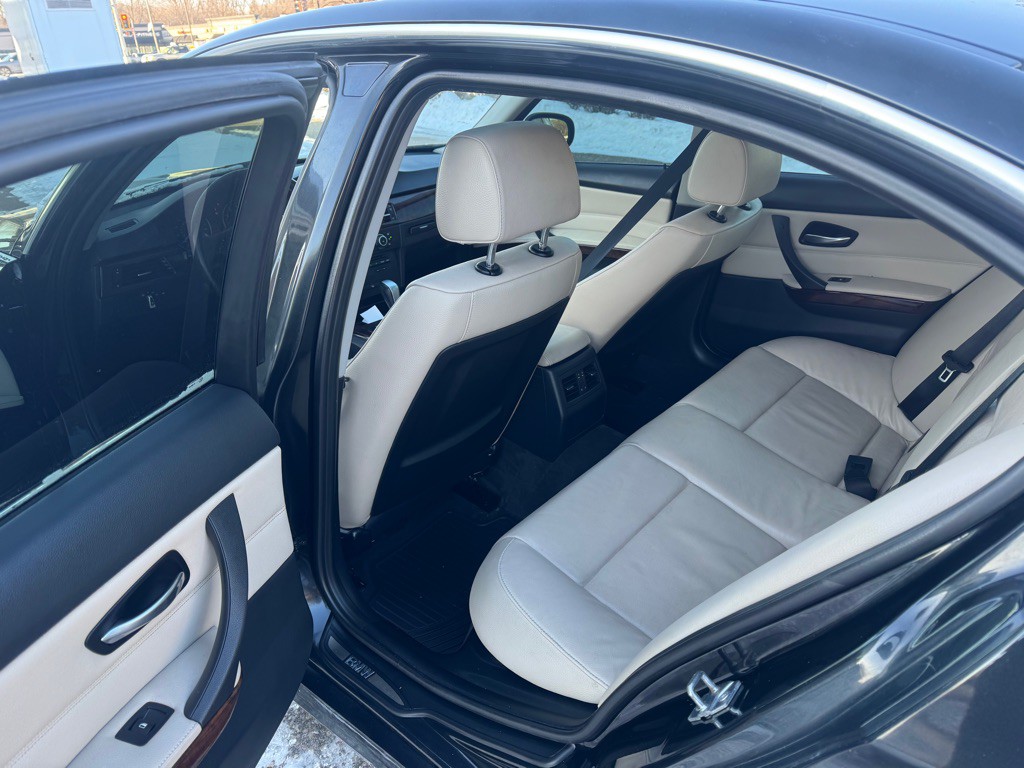 2011 BMW 3 Series Image 11