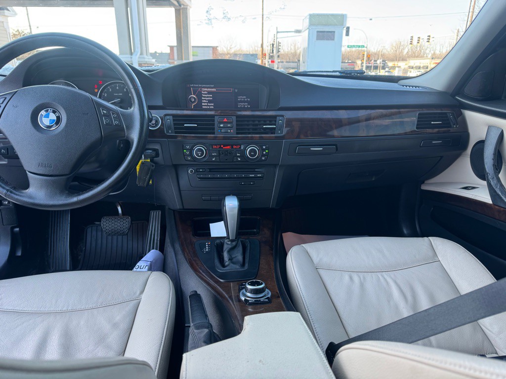 2011 BMW 3 Series Image 12