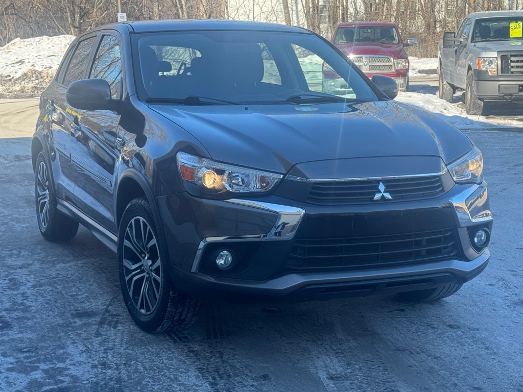 2017 Mitsubishi Outlander Image 2