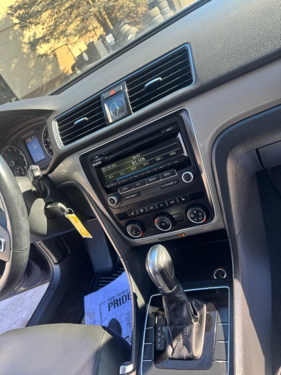 2014 Volkswagen Passat Image 16