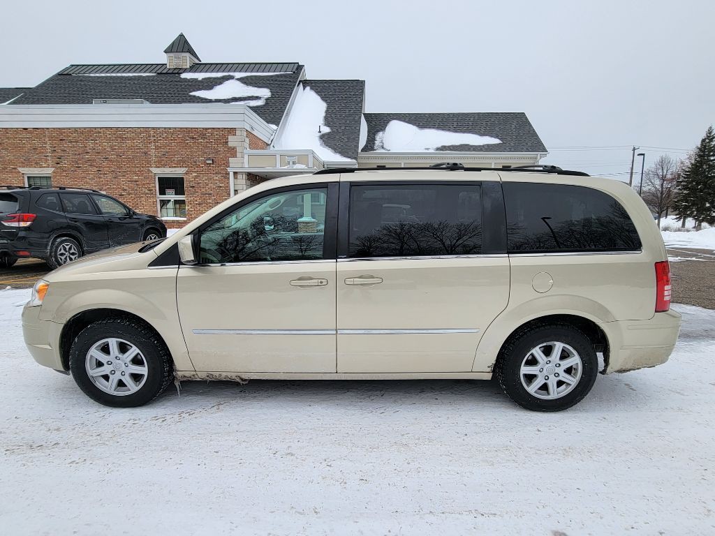2010 Chrysler Town & Country Image 4