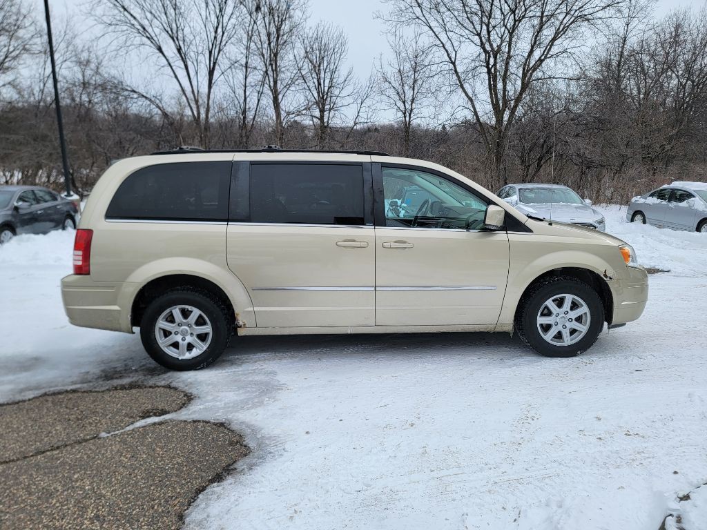 2010 Chrysler Town & Country Image 5