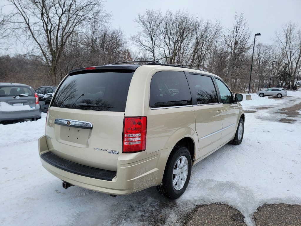 2010 Chrysler Town & Country Image 6
