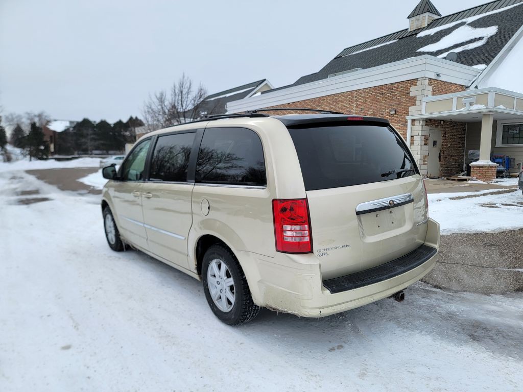 2010 Chrysler Town & Country Image 7